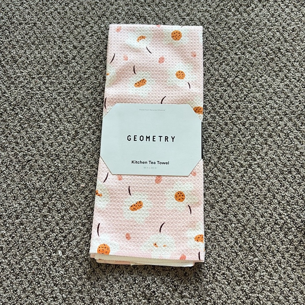 NWT Geometry Towel 🤍